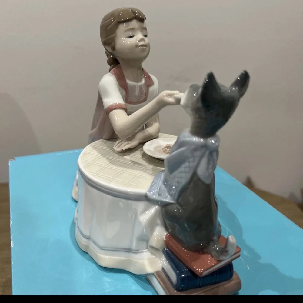 NEW LLADRO TEA TIME GIRL FIGURINE BRAND NEW IN BOX